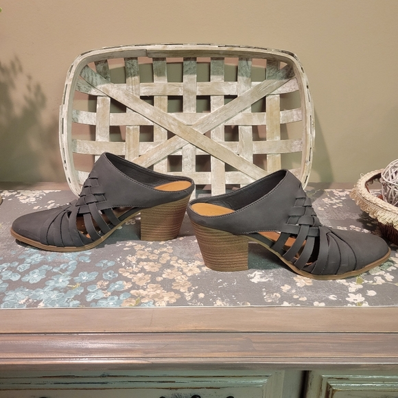 Universal Thread Gray Mules - Picture 3 of 9